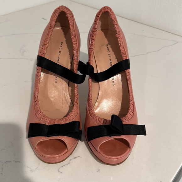 Marc by Marc Jacobs pink heels with black bow detail - Picture 6 of 7